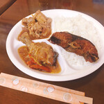 カイビガン - フライドポーク以外を頼んだのはいつ以来だろう？同系色ばかりで見た目はアレだがいずれも美味。フライドフィッシュはブリ！