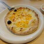 トレピチ - ４種のチーズのピザ 660円