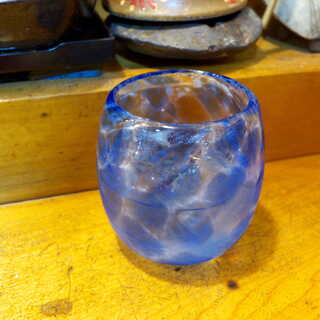Chimudondon - 琉球ガラスでいただく泡盛「ニコニコ太郎」（￥495）。結局3杯いただき、ほろ酔いに（笑）