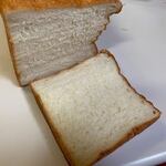 ここに決めた - 100%バターを使用し無添加の生クリームとマスカルポーネチーズを入れてあるんで濃厚でコク深い味わいと上品な風味を楽しめる食パンです。