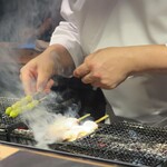 とり茶太郎 - 焼き台は1つですが、高さを調整しながら火入れを変えるマルチプレイヤー。