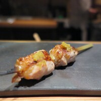 とり茶太郎 - 胸の抱き身は、しっとりジューシーで、自家製の柚子胡椒がのります。