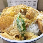 Oyamaya - カツの下にはとんでもない量のご飯が隠れております。
                        ホントにこぼれちゃうよー（笑）