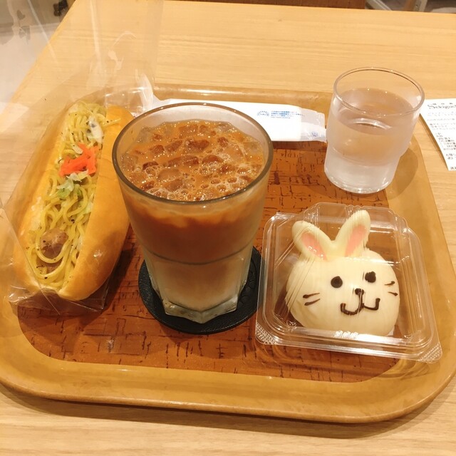 イートイン席は文京マダムの憩いの場 関口フランスパン パティスリー ダノワーズ店さんの塩焼きソバドッグ 3円 白うさぎ 0円 アイスロイヤル ミルクティー 310円 税抜 By あてるい 関口フランスパン パティスリーダノワーズ店 Le Pain France Sekiguchi イートイン席は文京マダムの憩いの場 関口フランスパン パティスリー ダノワーズ店さんの塩焼きソバドッグ 3円 白うさぎ 0円 アイスロイヤル ミルクティー 310円 税抜 By あてるい 関口フランスパン パティスリーダノワーズ店 Le Pain France Sekiguchi
