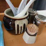 麺屋 彩未 - 卓上の調味料