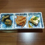 Tekkadori - 付いてくる前菜三種（茄子の煮物、レンコンのきんぴら、冷奴）