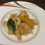 Ginza Asuta Kichijou Jiten - 海の幸と夏野菜のサーティー醤炒め 烏賊と海老、ゴーヤや筍、パプリカ、ネギなど炒め物。塩味。魚介の下処理もしっかりしてあり、 さっぱりいただけました。イカが肉厚でやわらかくて美味しかったです。