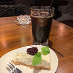 キッチン バー リーズン - アイスコーヒーとブルーベリーチーズケーキ
