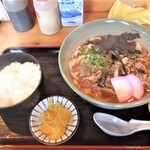 くつろぎ亭ひこべえ  - 肉うどん715円・ご飯110円