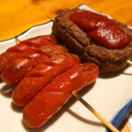 炭火焼鳥 　楽゛ - 名物・赤ウインナー焼き、マルシンハンバーグ串