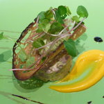 ロオジエ - 鴨肉のタルタル　グリーンペッパーのアイスクリームとキャロットピューレ