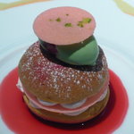 ロオジエ - さくら風味のハンバーガー、チェリーとピスタチオのアイスクリーム