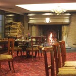 レストラン・パッション - 暖炉の灯る店内
