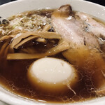 食堂 はせ川 - 淡麗醤油中華そば(紅花味玉)(900円)