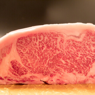[The carefully selected beef is Kuroge Wagyu female beef, which has good quality meat and fat, and has a deep flavor.]