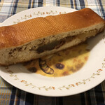 小松パン店 - 煮たリンゴとレーズンを挟んで揚げたドーナツのようなアップルペティー