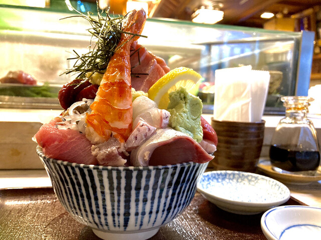 まぐろトロあん肝いくらのせ 海鮮丼 3 000円 美味しかったです By 910ta693 江戸富士 御茶ノ水 寿司 食べログ