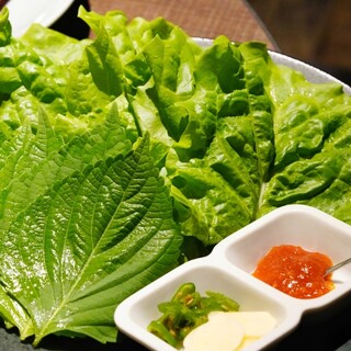 Enjoy healthy Yakiniku (Grilled meat) with wrapped vegetables.