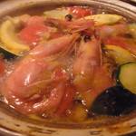 ジビエ料理 あまからくまから - レモングラスを効かせて、トムヤンクン風味にしている、「夏の甘えびトマト鍋」