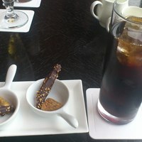 タワーズバー ベロビスト - アイスコーヒーは洒落たお茶菓子付き