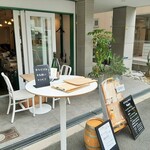 Kitakyuuhoji tsugaya - 白を基調にガラス貼りの明るい外観、店内も小じんまりとカフェのような居心地良さ