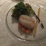 レペトワ - 母の前菜：コリアンドル風味の夏野菜と赤座海老の饗宴　ブラックオリーブのペーストを添えて　黄色いソースは卵だったそうです