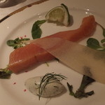 レペトワ - 姉の前菜：温かい自家製スモークサーモン　ディルとライムのクリーム　