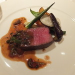 レペトワ - メイン：牛フィレ肉のポワレ　彩の夏野菜とプロヴァンスの香るソースピサラで