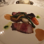 レペトワ - 姉のメイン：スペイン産イベリコべジョータのロースト　シンプルガーリック風味のジューと共に