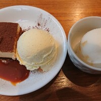 ザ・ループ ホテルアゴーラ大阪守口 - テーブルサービスのティラミスにバニラを一緒に