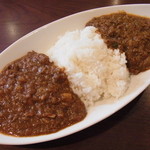 Thyme - 左：ポークカレー、右：キーマカレー