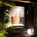 炭火割烹 白坂 - お店の入口