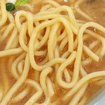 豚骨醤油らーめん じぇんとる麺 - 麺は弾力があり太め。