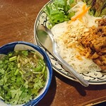 BIA HOI CHOP - ブンチャー。同じく平日ランチ900円也。