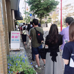 とんかつ マンジェ - 8時25分でこの長蛇の列　これでも5，6組は帰った状態