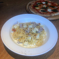 Tsuchi 農園野菜とチーズ料理 - ソーセージとリンゴのゴルゴンゾーラクリームパスタ