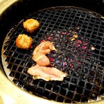 牛ぎゅう - 焼いています