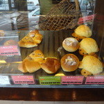 アミューズメントベーカリー＋プラス - 店内が狭いため、ガラスケースに、外の光景が反射して映っています