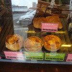 アミューズメントベーカリー＋プラス - 店内が狭いため、ガラスケースに、外の光景が反射して映っています