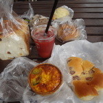 アミューズメントベーカリー＋プラス - 海老とアボカドのキッシュ、豆・クリーム、レッドオレンジ、その他購入品、オープンテラスにて