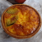 アミューズメントベーカリー＋プラス - 海老とアボカドのキッシュ