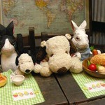 うさぎとぼく - そのあとはピクニックバージョンだよ。うさぎの世界でも貧富の差があるらしくって、ジョブズ(黒)はパンと水だけなのにクック(白)はごちそうだよ。ジョブズの目に涙がついてるの分かるかな？