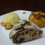 アミューズメントベーカリー＋プラス - カンパーニュフリュイ（ハーフ）、帰ってきたかめろん、クリームチーズのオレンジ添え