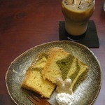 うさぎとぼく - ちびつぬは抹茶ときなこのシフォンケーキのセット。飲み物はアイスラテにして、イチゴとミルクのフレーバーにしてもらたんだ。お店の人曰く「アポロチョコ」のお味になるそう・・・うん、確かにアポロチョコだ！