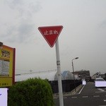 アミューズメントベーカリー＋プラス - 画像左がコインパーキング、右にキャベツ畑、前の道をまっすぐ行って正面です♪