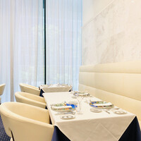 Grand rocher - 高い天井にガラス張りの窓。白で統一された明るい店内。