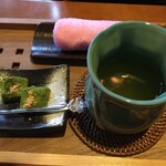 離れの御宿 夢のや - ウェルカムドリンクのお茶とわらび餅