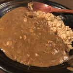 キングストン - チーズチキンカレー。スパイスが効いててトロトロに煮込まれたルゥにガーリックライスで。