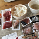 Osashimi Tengoku Odawara Kaisen Gogo - ご飯にお刺身を盛ります。