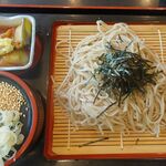 レストラン湯とり - 天ぷら蕎麦,ていざなすの小鉢付。レストラン湯とり(長野県天龍村)食彩品館.jp撮影